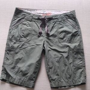 Wear It Declare It Cargo Shorts with draw string. Size 7. Never won.